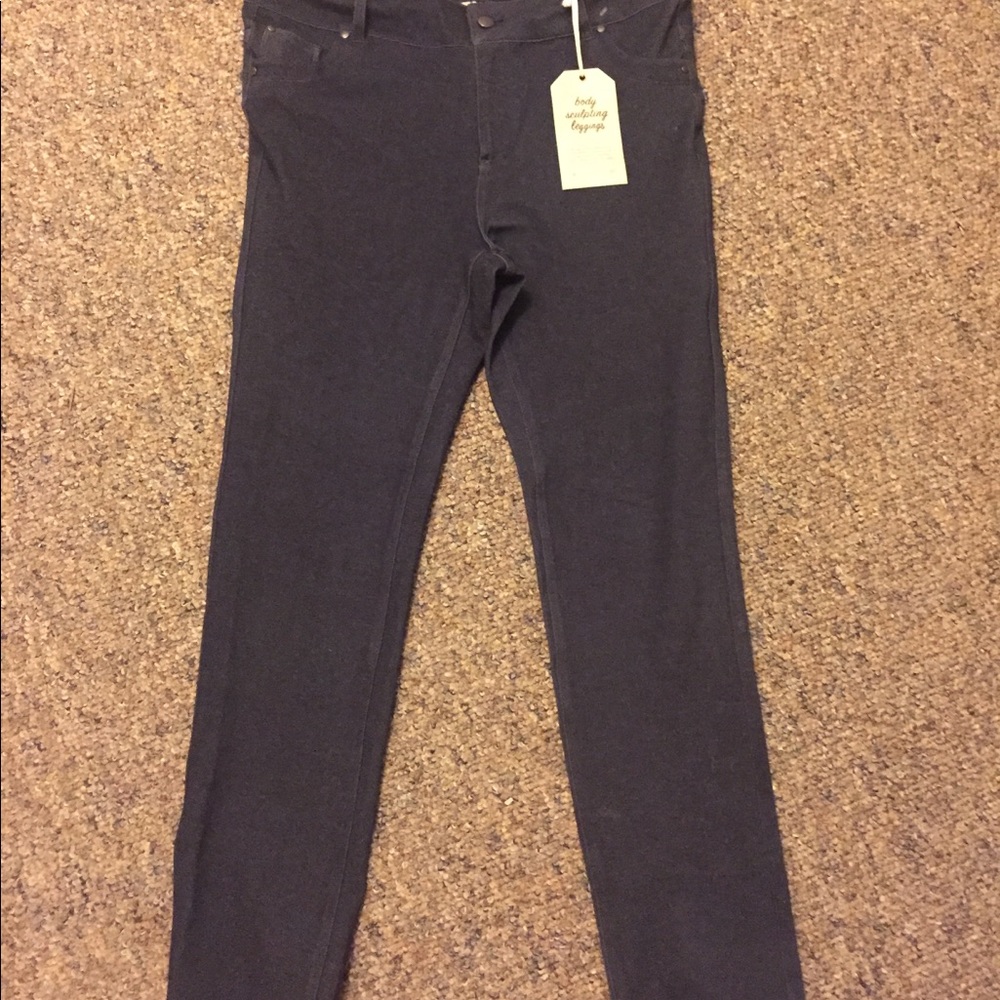 Darkwash body sculpting Legging. Never been worn!